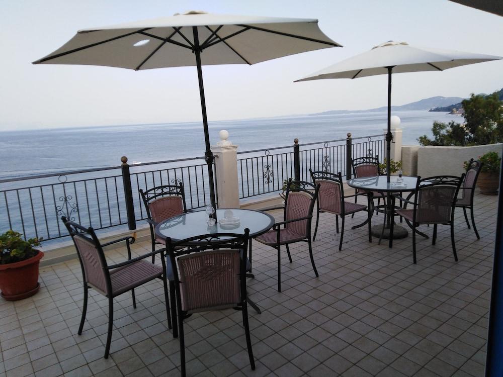 Costa Blu Hotel Benitses  Buitenkant foto